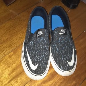 Nike Toki slip on size 6.5y blue & black